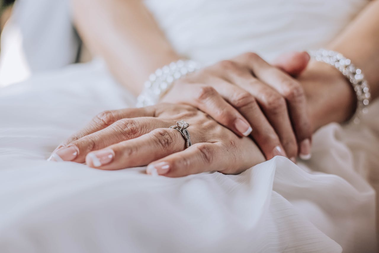 jewelry-woman-hands